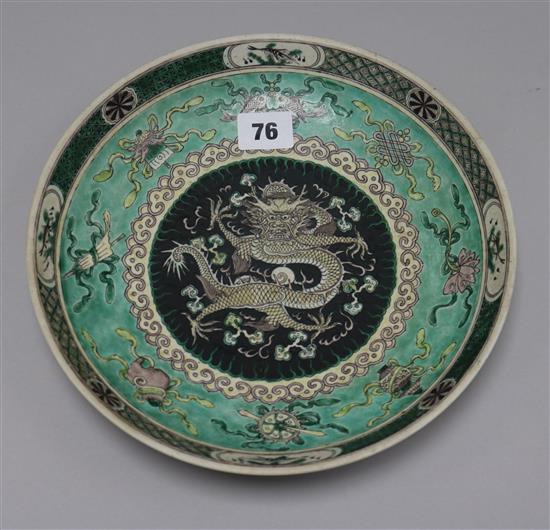 A Chinese famille verte dish (cracked) D.25cm.
